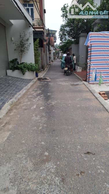 Ngay thôn Nhuế - kim chung - đông anh , gần võ văn kiệt .