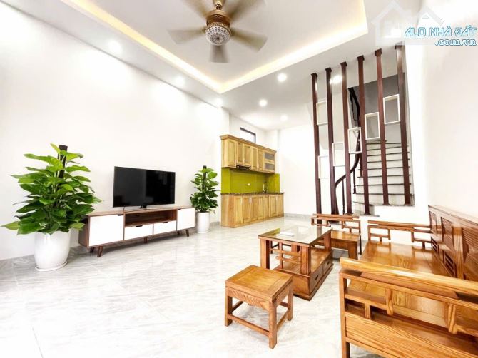 Bán nhà, mặt ngõ thông, ở ngay, Đội Cấn, Ba Đình, dt: 35m2, giá: 7 tỷ 850 triệu.
