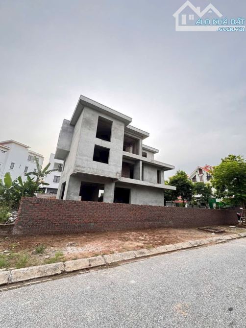 SIEU RE B.án Căn Biệt Thự 300m2 Lô góc xây Thô tại Sao Đỏ - Dương Kinh