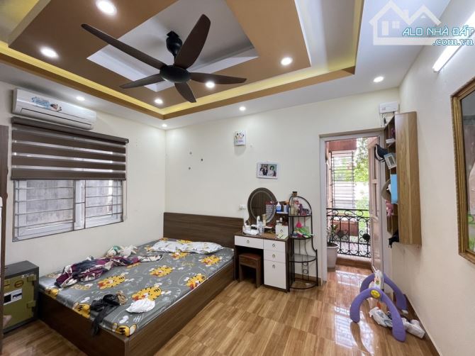 Bán Nhà Cổ Linh, DT 36m * 5 tầng, lô 2 thoáng, giá nhỉnh 5 tỷ.