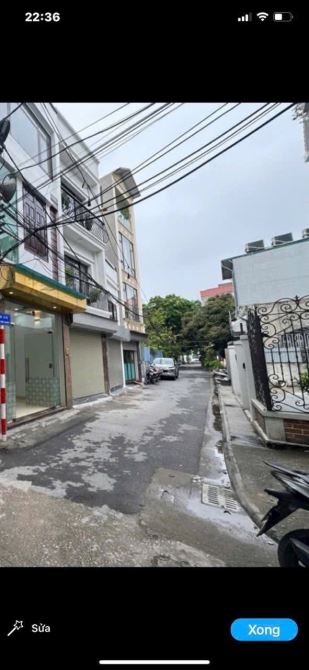 Ô tô tránh nhau cách 10 m- nhà đẹp - mới - nội thất xịn- ô tô vf3 đổ cửa nhà