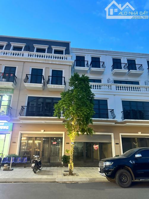 BÁN SIÊU PHẨM HG03-22 XẺ KHE SHOPHOUSE ROYAL PARK