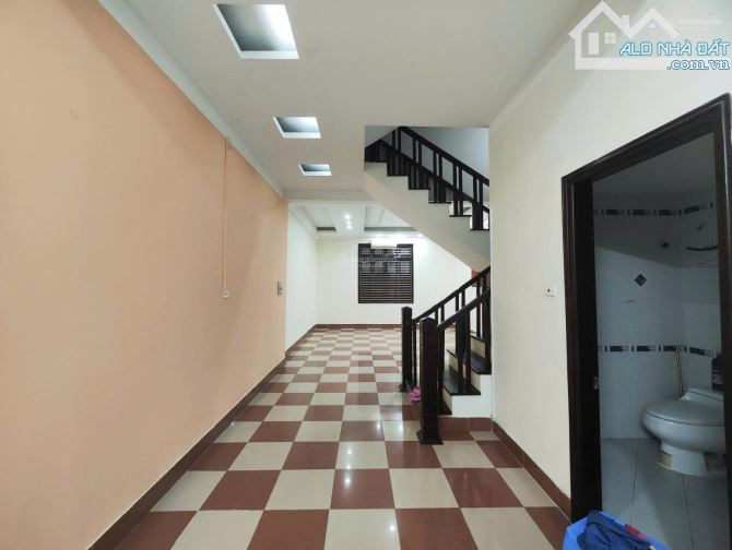 Cho thuê Biệt thự nguyên căn ngõ 402 Bạch mai, DT 84m2, 4 tầng, giá 25 triệu/ tháng.