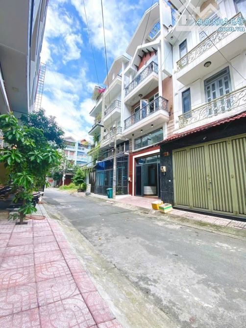 Nhà Nguyễn Oanh - Khu biệt thự Huy Hoàng, P.17,GV. DT:4m x 18m trệt lửng 3 lầu, giá: 9 tỷ