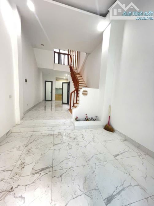 GIA ĐÌNH CẦN TIỀN BÁN GẤP NHÀ TẠI QUANG TRUNG -YÊN NGHĨA -HÀ ĐÔNG, DT 39M2
NHÍCH 5 TỶ