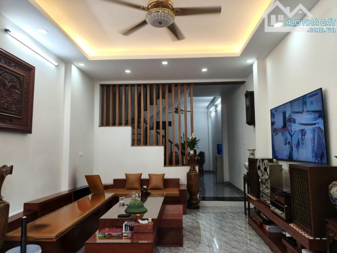 🏡 BÁN NHÀ GẤP – VIỆT HƯNG 39m² × 5 tầng × 6PN – Giá chỉ hơn 6 tỷ 🚗 Ngõ nông – ô tô tránh