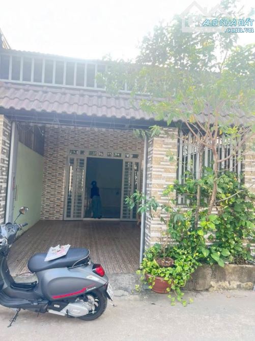 Cần tiền bán gấp căn nhà Đ.Trần Thị Cẩm, củ chi 120m2 , sổ riêng. Giá 805 Triệu