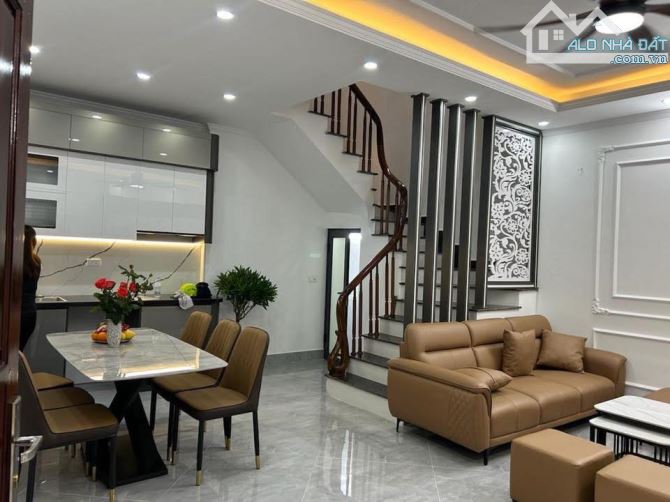 - Bán nhà Trần Cung, 10m ô tô, sát phố, nội thất xịn sò, 43m2, 9.3 tỷ.