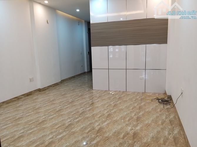 Cho thuê nhà Trần Vỹ, 120m2, 4 tầng, 20 triệu làm chuyển phát nhanh, văn phòng.