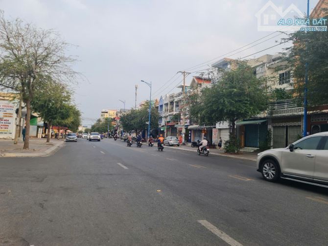 Bán nhà mặt tiền Nguyễn Hữu Cảnh , TL chính chủ , Diện tích ~150m2 giá 14 tỷ , rộng 5.9m