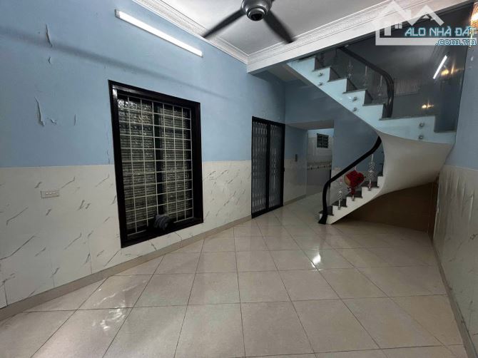 Cho thuê nhà ngõ 109 Nguyễn Trãi, 4 tầng x 40m2, 3 WC, 12.5 triệu