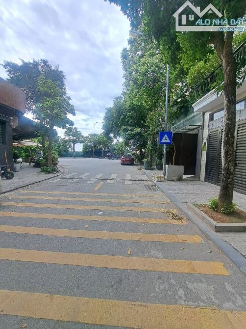Bán liền kề Làng Việt Kiều Châu Âu 77m2 - 17.8 tỷ kinh doanh đỉnh - ô tô tải vào trong nhà