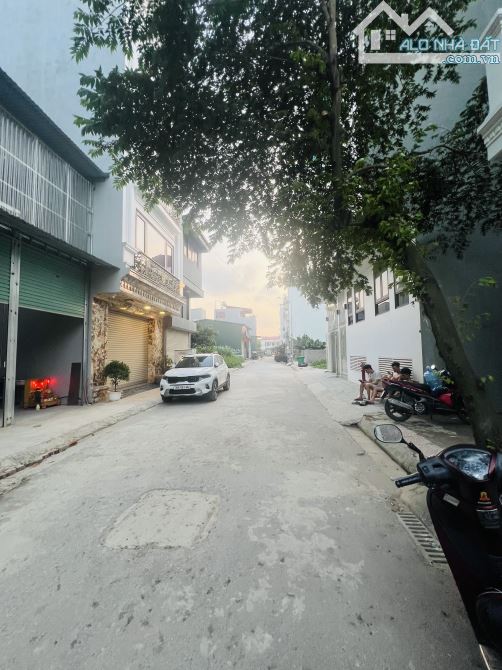 Nhà Cầu Diễn ô tô 7 chỗ ngủ trong nhà - thang máy
