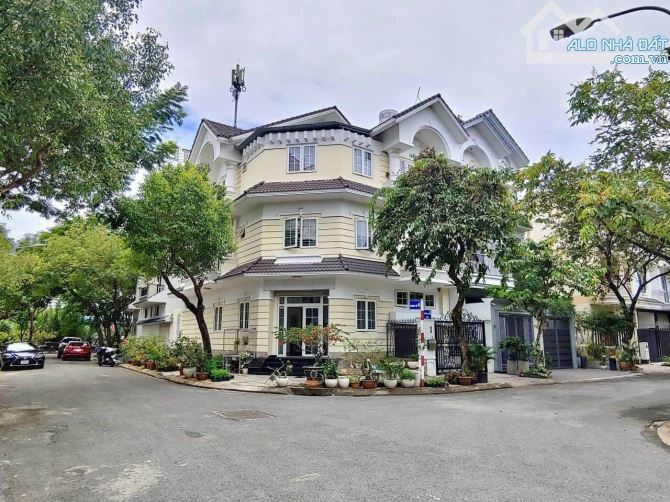 Bán biệt thự sân vườn 630m² khu Làng Đại Học, Phước Kiển, Nhà Bè. Sân vườn rộng.