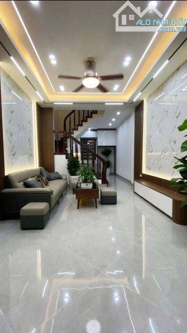Bán nhà Kim Ngưu dân xây 4 tầng chắc chắn, ngõ thông, sát Times city, 43m2 giá 9.6 tỷ