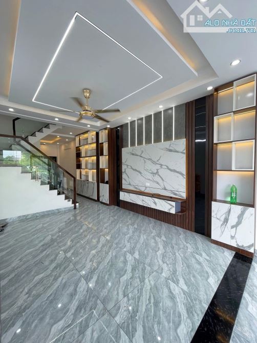 Nhà phố Hoàng Quốc Việt ngõ ô tô thông mặt tiền 8m