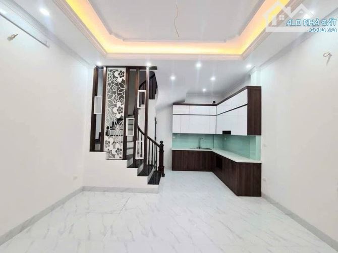 - Bán nhà Trần Cung, 10m ô tô, sát phố, nội thất xịn sò, 43m2, 9.5 tỷ.