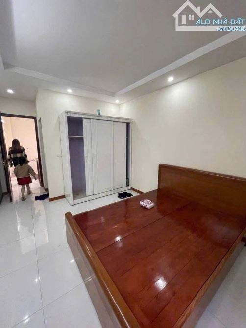 Cho thuê nhà ngõ phố Nguyễn Ngọc Vũ dt 38mx 5 tầng, 4 PN, đủ đồ, ô tô qua