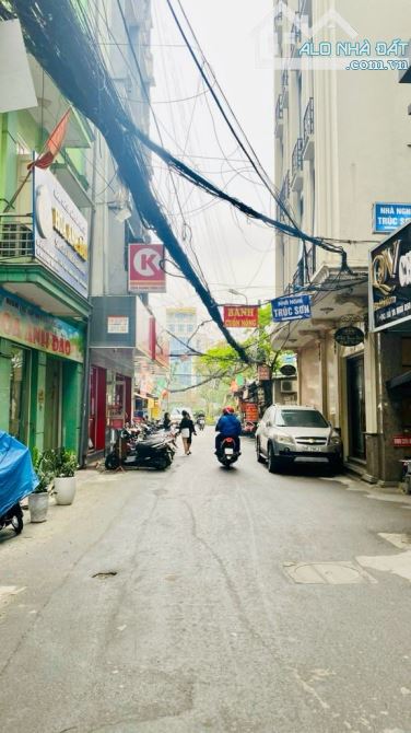 Bán nhà 30m ra đường Láng - Đống Đa - phân lô - ô tô tránh - MT 5.2m - giá chào 18.5 tỷ