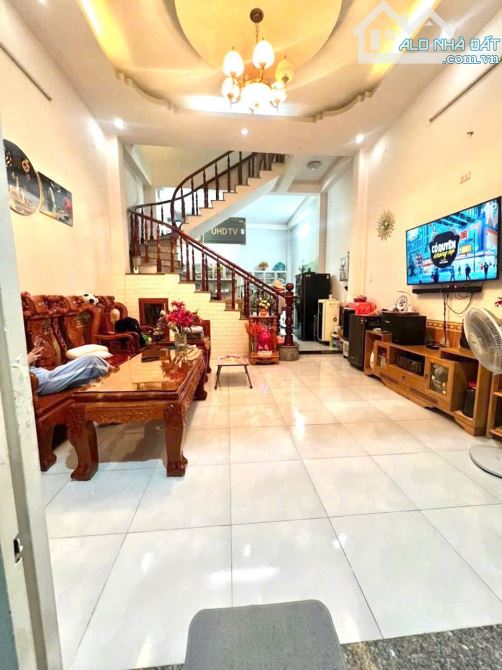 Nhà 2 tầng  gần siêu thị go đường hai bà trưng đông hoà