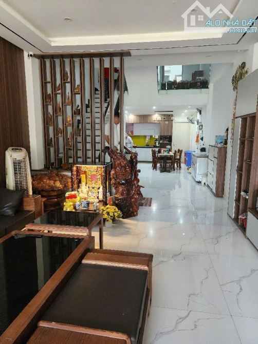 🎉🎉🔸 Nhà 3 tầng, xây chắc chắn, đẹp long lanh: có 4 phòng ngủ, 4WC, Bếp, phòng Khách