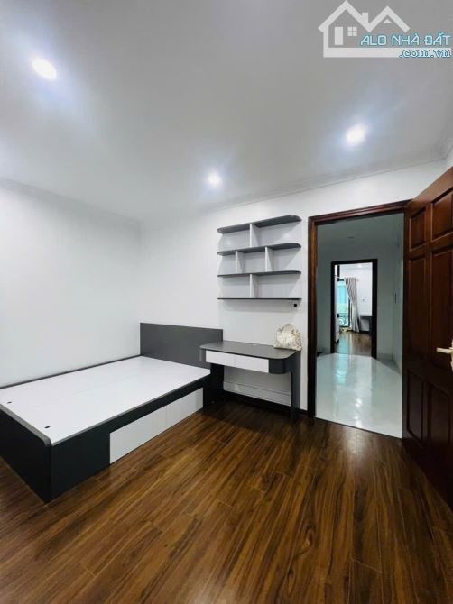 - Bán nhà Trần Cung, 10m ô tô, sát phố, nội thất xịn sò, 46m2, 9.8 tỷ.