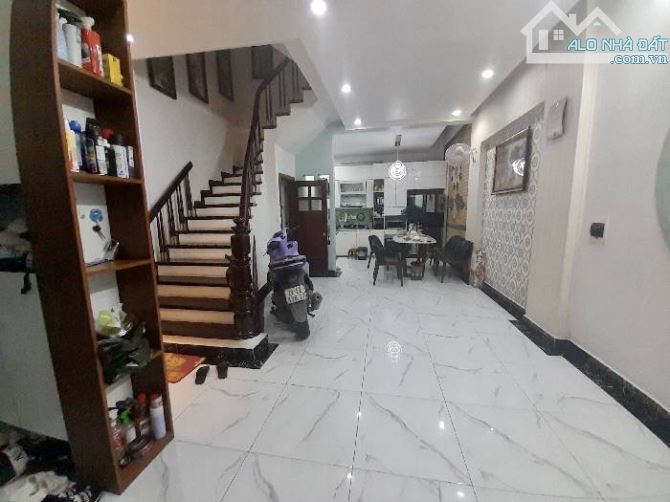 Bán nhà Hoàng Cầu, ngõ thông oto tránh, nhà đẹp ở ngay, DT 50m2 x 5T, MT 5m, giá 16 tỷ 7