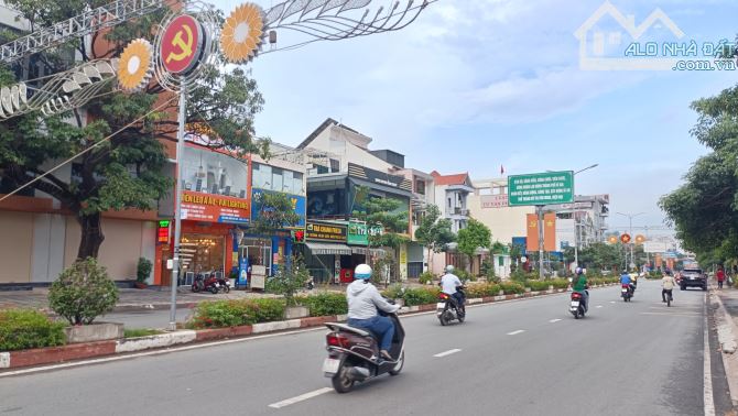 Bán đất mặt tiền TTHC Dĩ An, hơn 80tr/m2, 135m2, full thổ cư, gần BigC Go Dĩ An