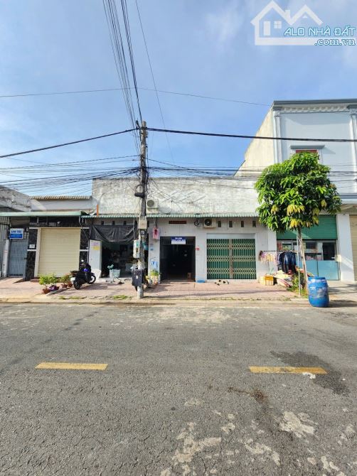Bán dãy trọ 10x30m, đường NA9 KDC Việt Sing gần chợ 78, thu 25tr/th
