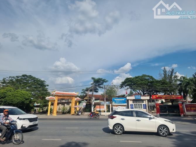 22x48 Trung tâm thị trấn Đức Hòa, Trường Võ Văn Tần chạy vào