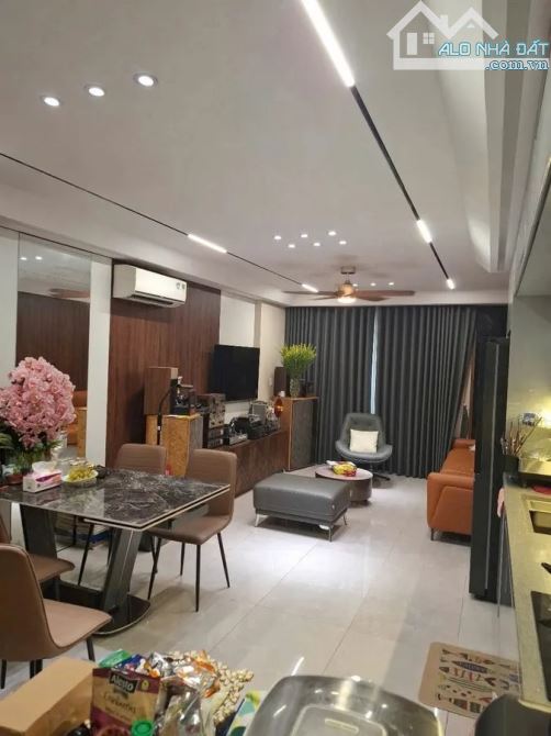 Hiếm Nhà đẹp Bồ Đề 48m 6 tầng MT 4.2m 13.9 tỷ gara ô tô, thang máy