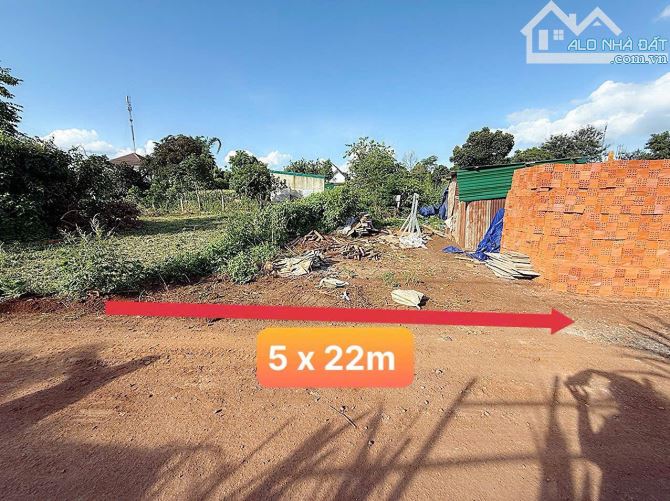 Mặt đường nhựa, sau lưng chợ Ea Kao, cách đường Y Wang chỉ hơn 100m