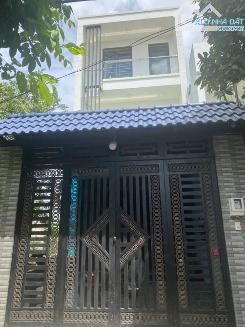 NHÀ 2 TẦNG VÀ LÔ ĐẤT ĐƯỜNG XE TẢI THÔNG TRỊNH THỊ MIẾNG CÓ GIÁ TỐT
