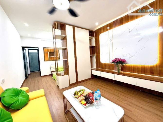 Bán gấp căn hộ tập thể tầng 1 phố Tân Mai, 2 PN full nội thất chỉ hơn 2 tỷ.