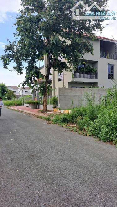 BÁN ĐẤT NỀN BIỆT THỰ – VIEW HỒ – 242m2 - BÌNH CHÁNH  - chỉ 10 ty mầm non