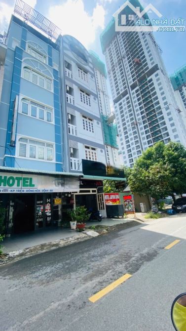 BÁN KHÁCH SẠN 6 TẦNG MẶT TIỀN ĐƯỜNG NGAY GREEN SQUARE – GO DĨ AN GIÁ 15.5 TỶ