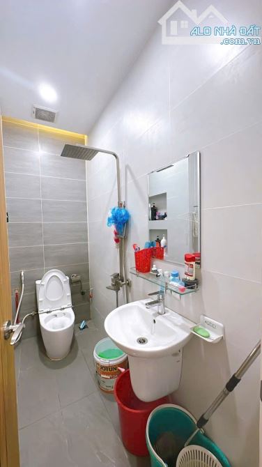 BÁN NHÀ ĐẸP Q4 CHDV 4 TẤM 6PN DT 4*15 NỞ HẬU 6M GIÁ 7TỈ4 HẺM THÔNG GẦN ĐH LUẬT GIÁP Q1 - 10