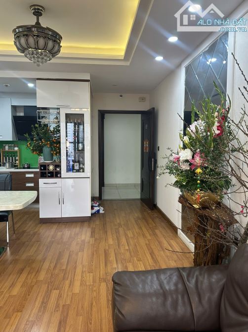 Cho thuê căn hộ  Home city 177 trung kính 3 phòng ngủ full  giá 18 tr có slot ô tô - 1