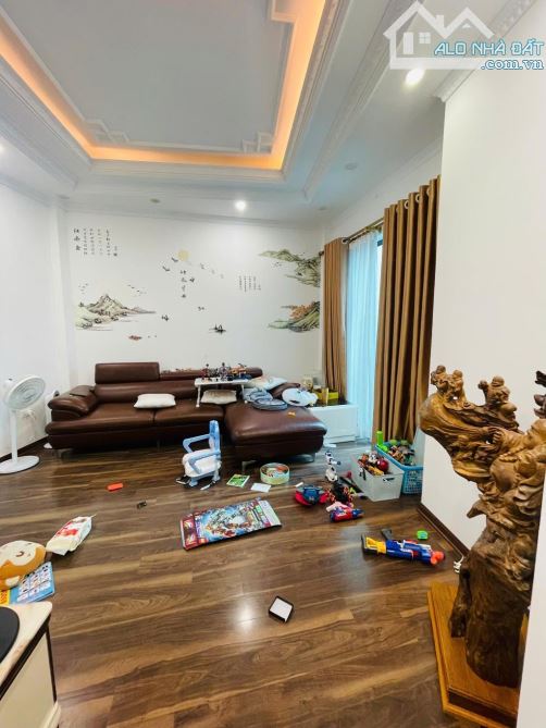 Bán nhà Phố Thạch Bàn, DT 32M* 5 tầng, Cách ô tô 10m, giá hơn 6 tỷ - 1