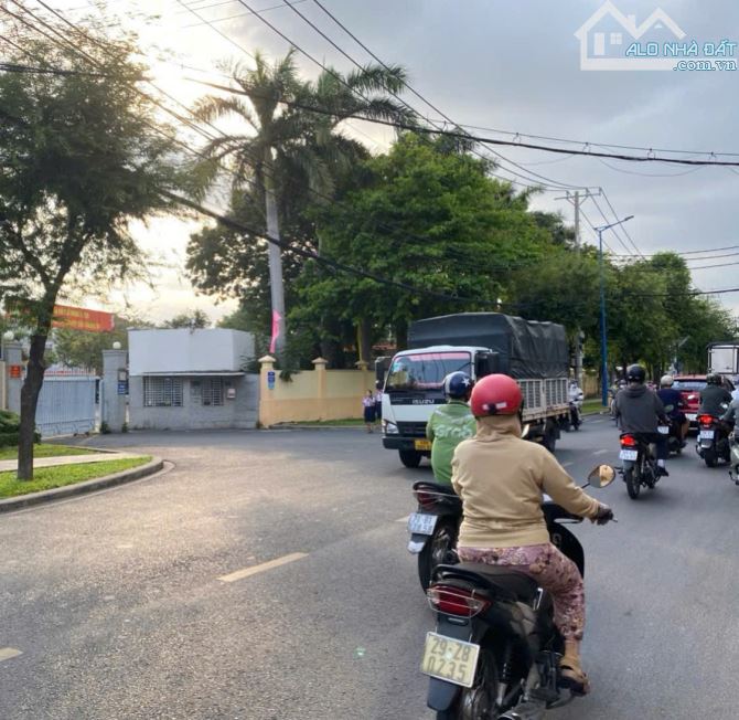 BÁN NHÀ TRƯƠNG THỊ HOA QUẬN 12 - NHÀ C4 CŨ 100m2 - 5 Tỉ - HẺM XE HƠI - Gần DƯƠNG THỊ MƯỜI - 1