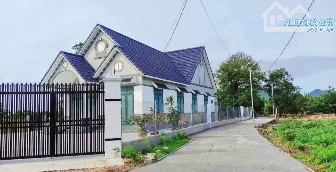 Lô góc 2 mặt tiền: - Diện tích:207m2- Ngang 5,9m, nở hậu 9,4m -60 thổ cư-sổ sẵn-giá 9xx - 1