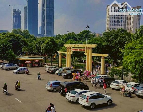 Nguyễn Văn Huyên - gần Công viên Nghĩa đô - ÔTÔ ĐỖ CỬA - 3 THOÁNG - 41m2 x 4 Ngủ - 1
