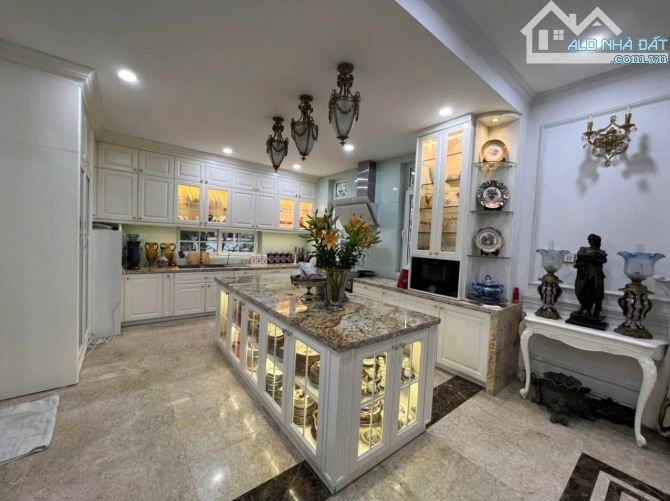 Bán biệt thự Trần Thái Tông, 250m2 x 5 tầng, lô góc - 1