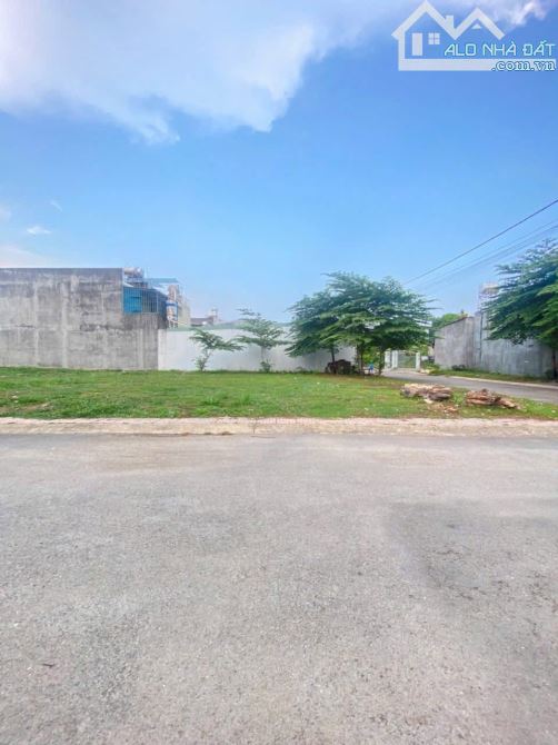 Cần bán lô đất đối diện chợ trảng bom. Diện tích: ngang 5m , dài 20m  Giá bán: 1.5tỷ - 1