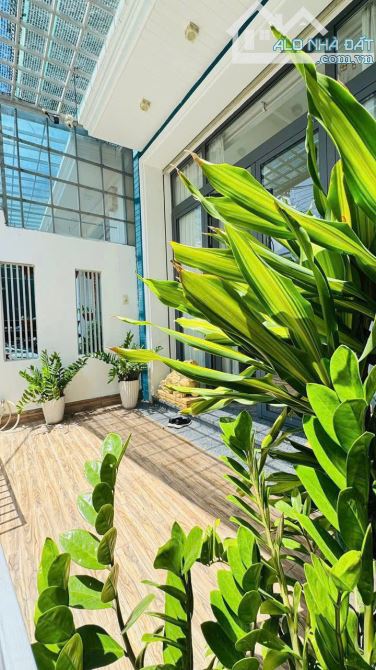 NHÀ KẾ QUẬN 1- DÒNG TIỀN 3.6 TỶ/5NĂM- CAO 6 TẦNG 8 PHÒNG ĐỦ NỘI THẤT- NGUYỄN KHOÁI QUẬN - 1