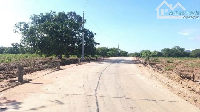 2.000m2 đất đẹp 2 mặt tiền có 18m mặt tiền bê tông 2 ô tô tránh nhau cách QL1A 900m - 1