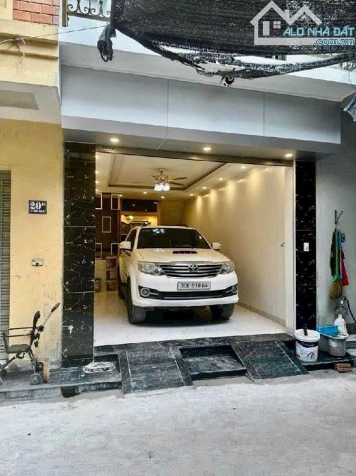Nhà Cầu Diễn ô tô 7 chỗ ngủ trong nhà - thang máy - 1