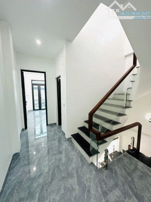 Nhà Hoàng Quốc Việt mặt ngõ ô tô thông - mặt tiền 8m - 1