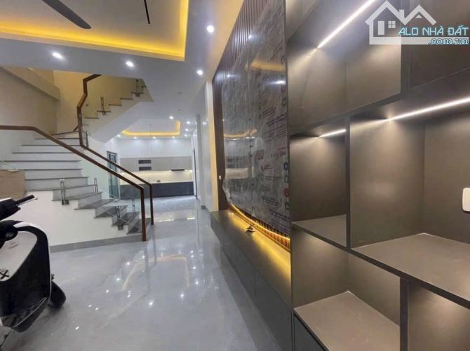 Nhà phố Hoàng Quốc Việt ngõ ô tô thông - mặt tiền 8m - 1