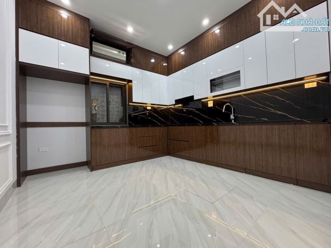 BÁN NHÀ XUÂN LA 51/55M2 x 5,5 TẦNG - MẶT TIỀN GẦN 4M - 6 PHÒNG NGỦ RỘNG FULL NỘI THẤT - 1